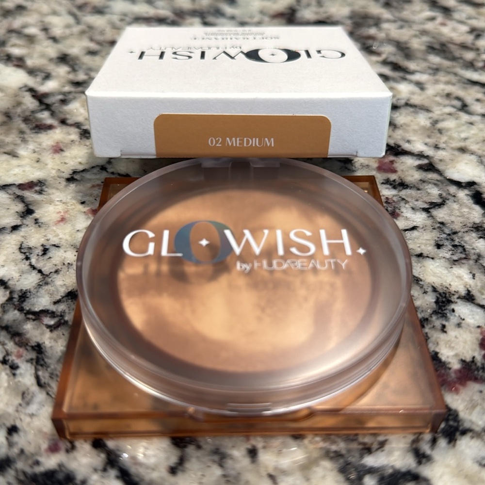 Huda Glowish Soft Radiance Bronzing Powder in Medium RARE!